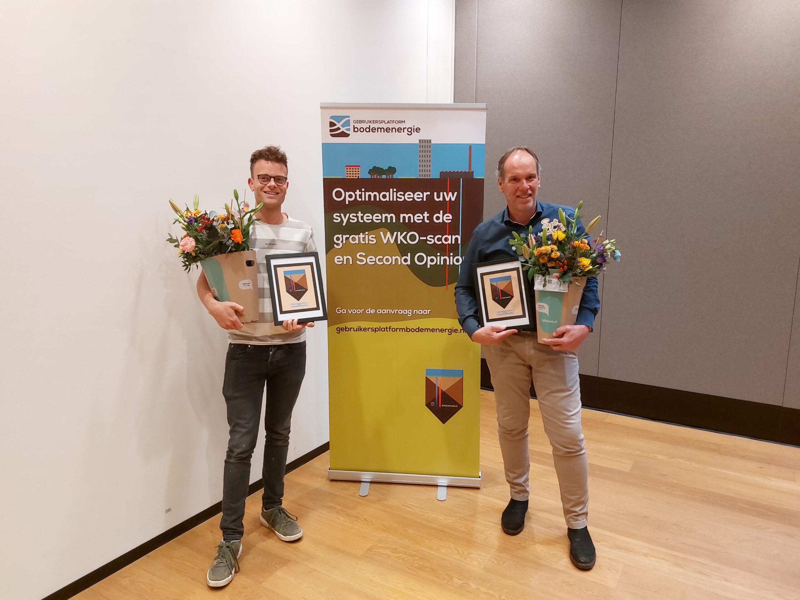 De WKO Duurzaamheid Award werd namens Peter van der Avoird in ontvangst genomen door Peter van Hulten (links) van Van der Avoird Trayplant en Ivo Everts van Ates Control.